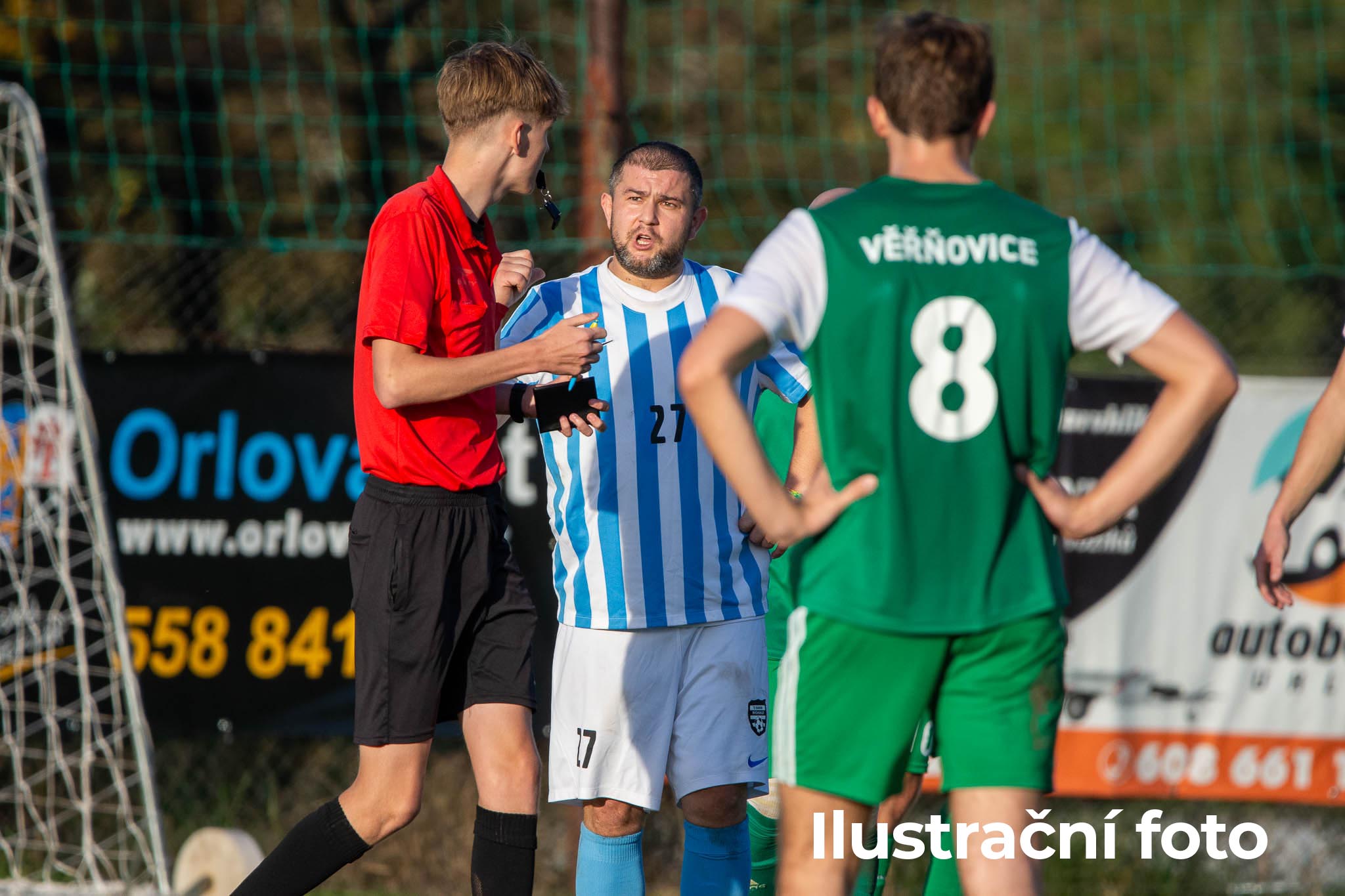 Josef Foltyn z Baníku Rychvald v diskuzi s rozhodčím během zápasu proti Sokolu Věřňovice B v závěrečném kole 