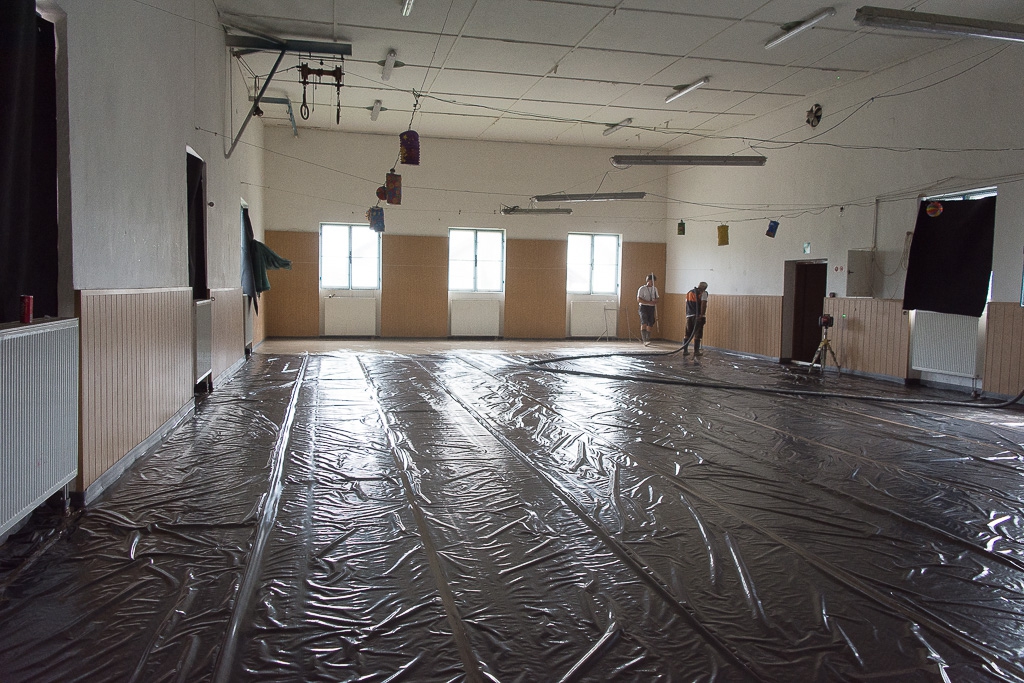 Zahájena oprava podlahy v tělocvičně