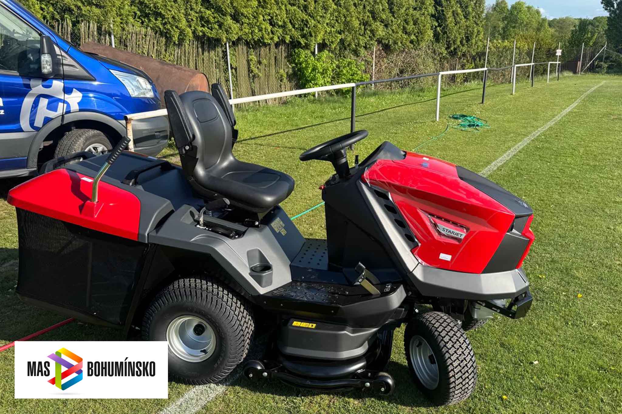 Nová traktorová sekačka na fotbalovém hřišti TJ Baník Rychvald, pořízená s podporou MAS Bohumínsko a Evropské unie
